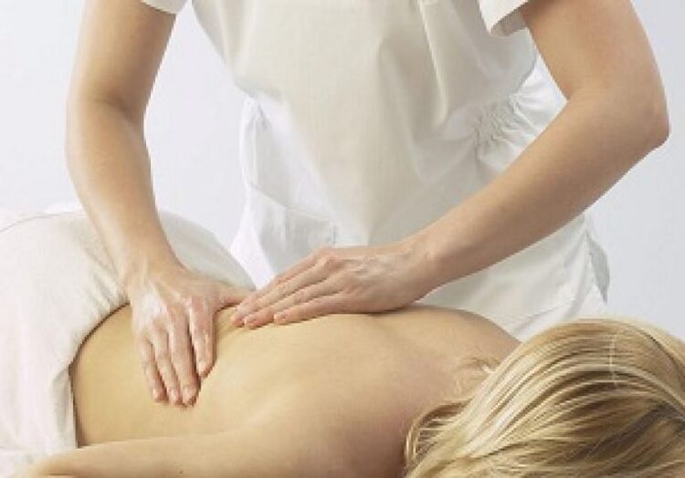 Massagem para aliviar espasmos e relaxar os músculos com osteocondrose torácica